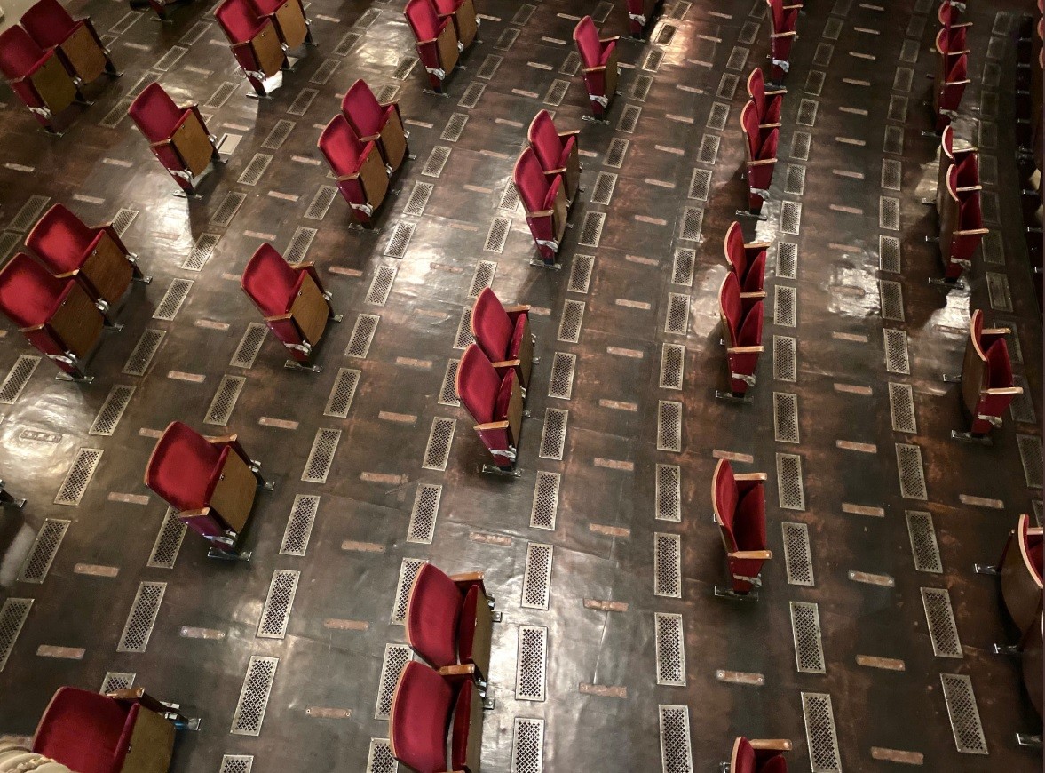 Companhia de teatro alemã mostra como local foi adaptado para receber público (Foto: reprodução/twitter)