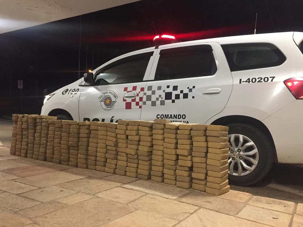 Muitos tijolos de pasta base de cocaína foram apreendidos em Piedade — Foto: Polícia Militar/Divulgação