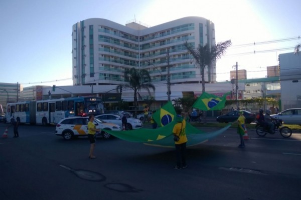 Manifestação na avenida Fernando Ferrari, em Vitória (Foto: Foto leitor - A Gazeta)