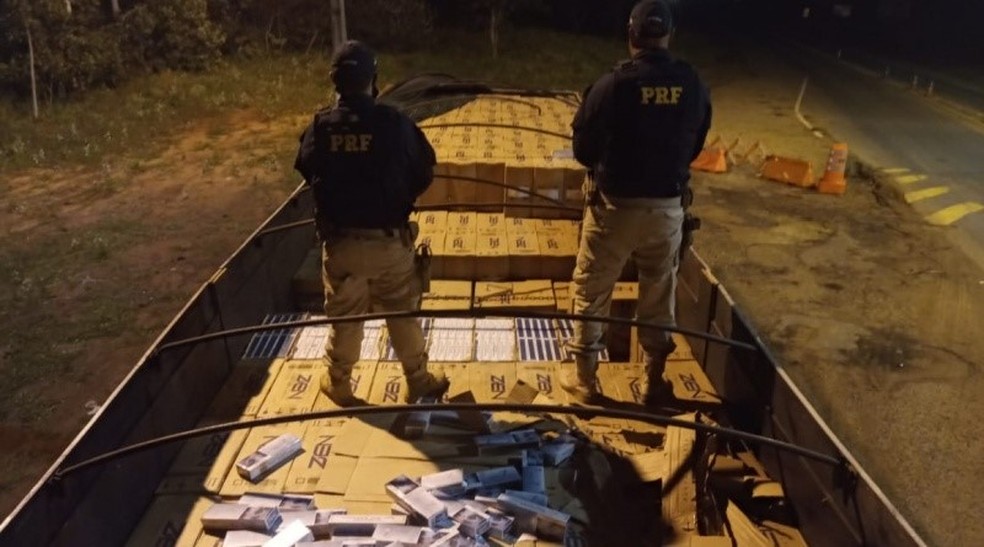 Carreta carregada com cigarros apreendida em MS em 2020 — Foto: PRF/Divulgação
