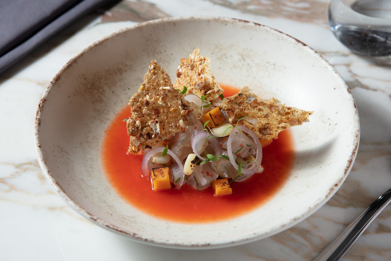 No prato do restaurante La Vista, o cerviche ganha nova harmonização com cenoura e crocante de milho — Foto: Divulgação