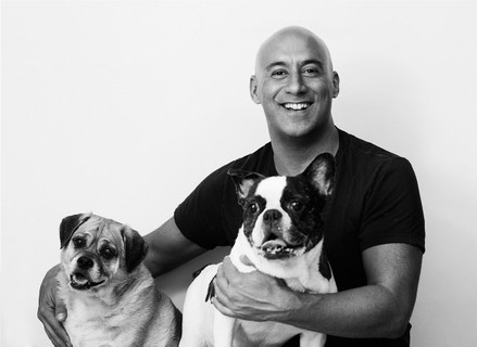    George Speros com seus cachorros Dino e Joaquin
