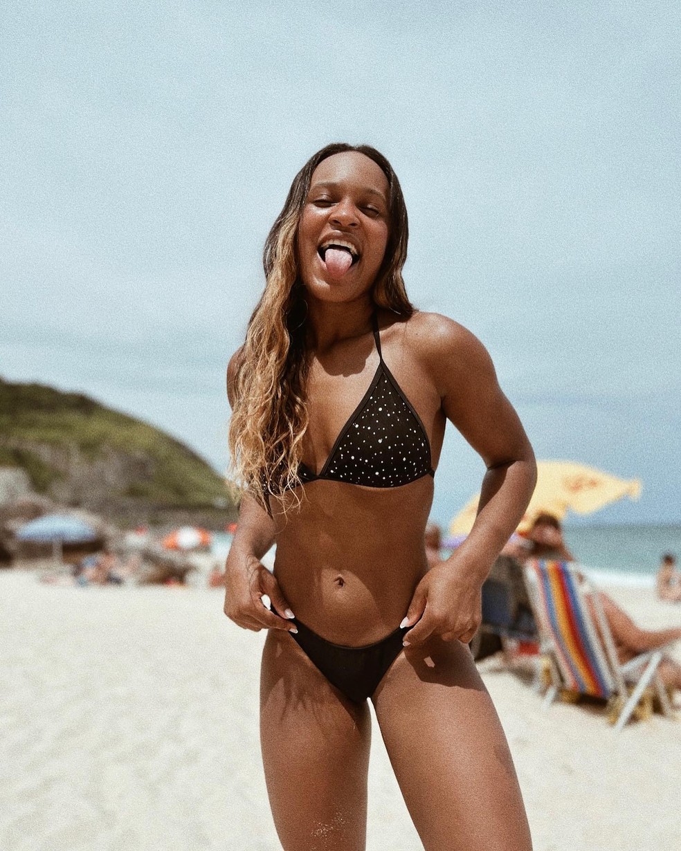 Rebeca Andrade na praia — Foto: Reprodução/Instagram