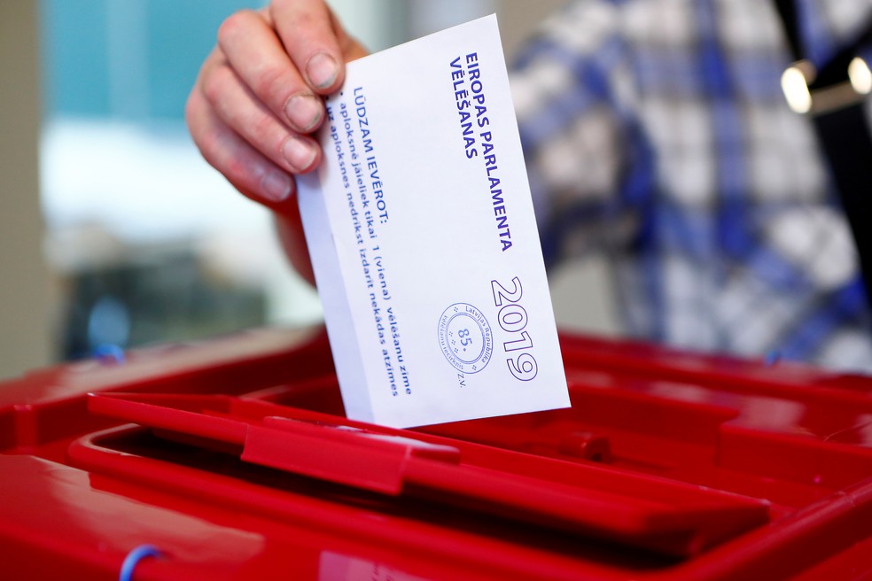 Eleitor vota na LetÃ´nia nas eleiÃ§Ãµes para o Parlamento Europeu â€” Foto: Ints Kalnins/Reuters