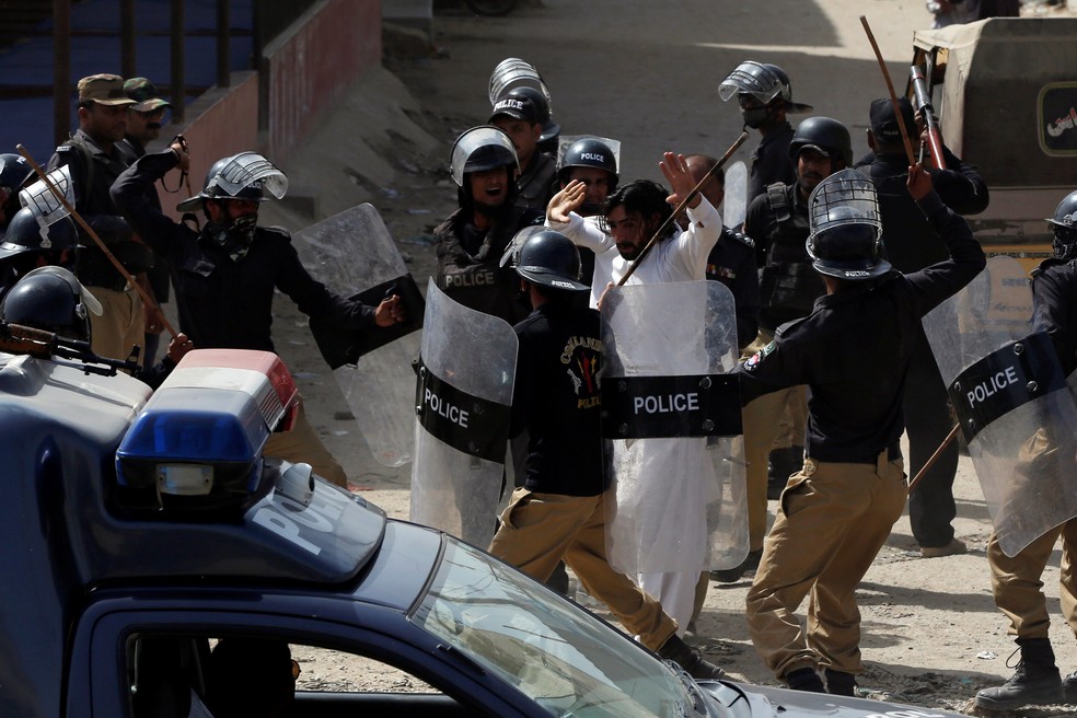 Homem Ã© detido durante protestos contra morte de menina em Karachi, no PaquistÃ£o (Foto: REUTERS/Akhtar Soomro)