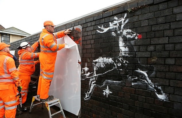 Nova obra de Banksy é vandalizada em menos de 24h (Foto: Reprodução/Daily Mail)