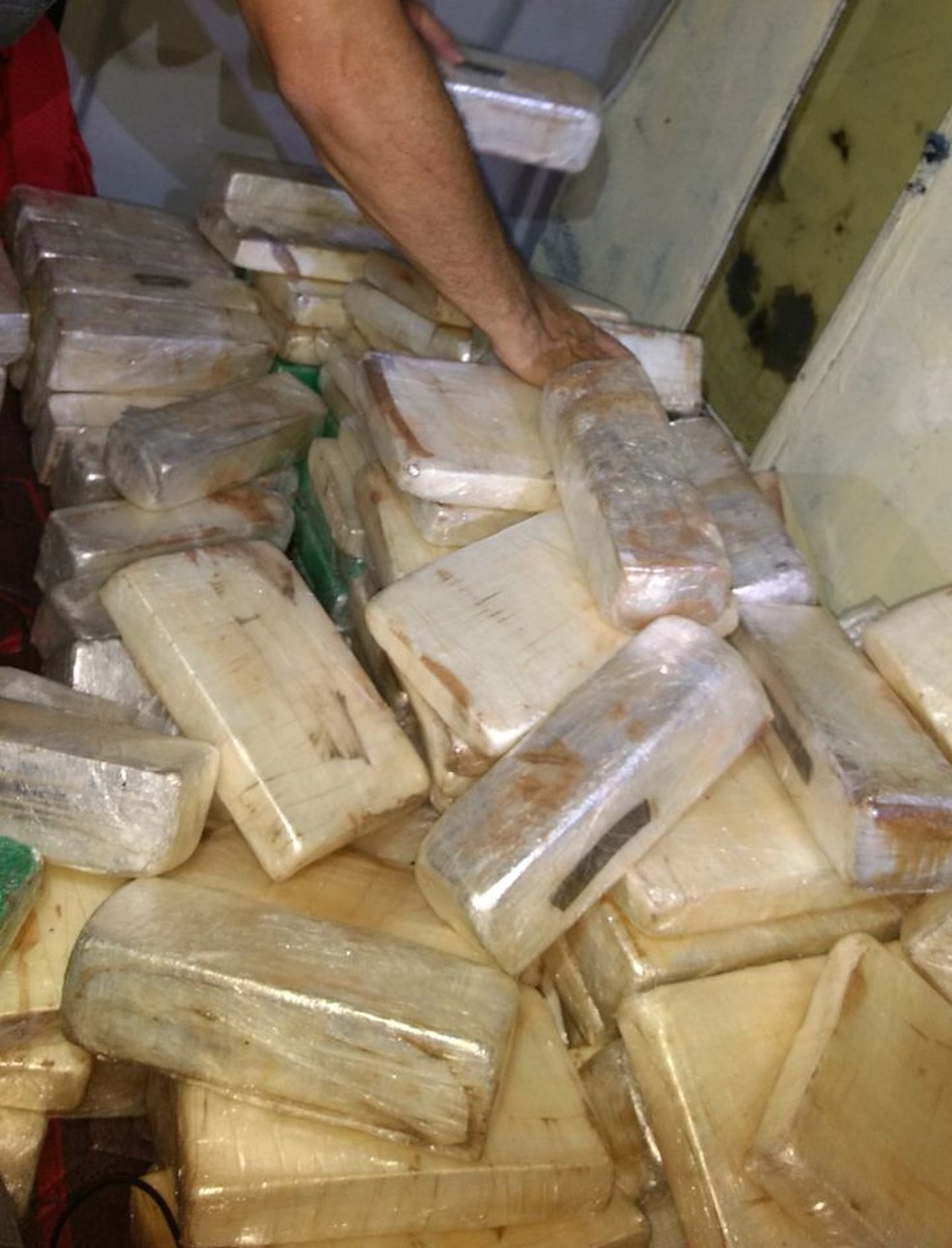 Droga foi localizada em um fundo falso do caminhão (Foto: Polícia Militar/Cedida)