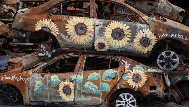 Artistas pintam girassóis em destroços de guerra na Ucrânia (Foto: Reuters/Gleb Garanich)