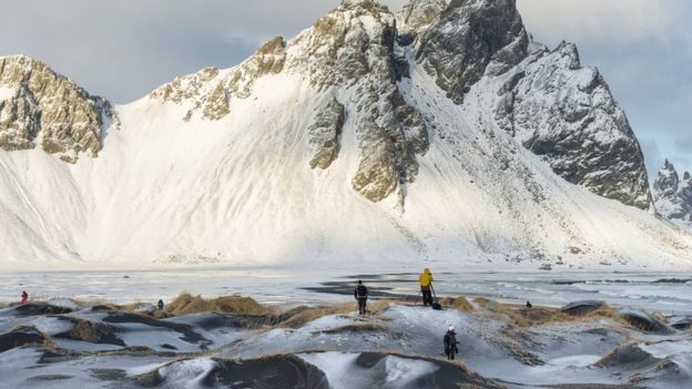 Muitos moradores têm ressaltado a necessidade de se preservar as belezas naturais da Islândia (Foto: Getty Images via BBC News Brasil)