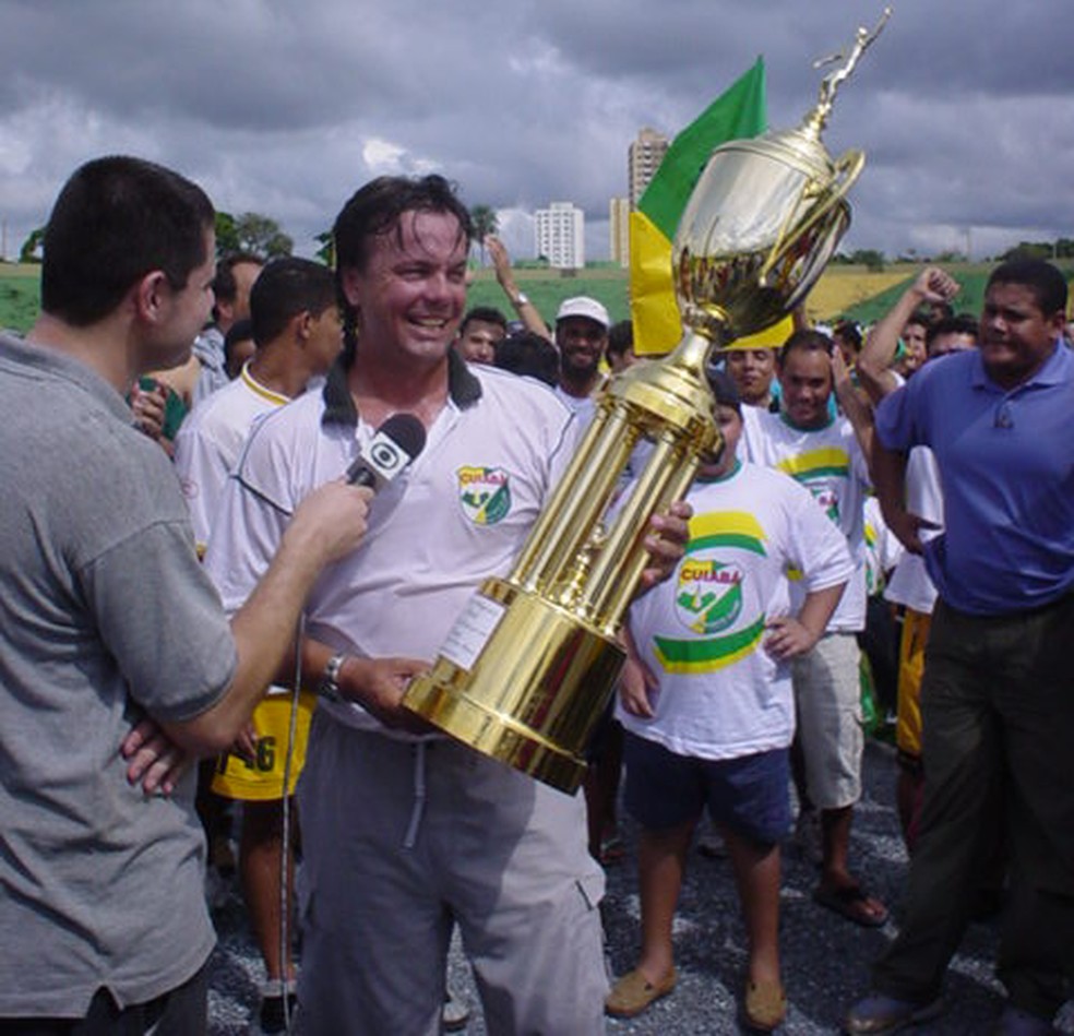 Gaúcho, ex-atacante do Flamengo, fundador do Cuiabá, com a taça de campeão estadual — Foto: GloboEsporte.com