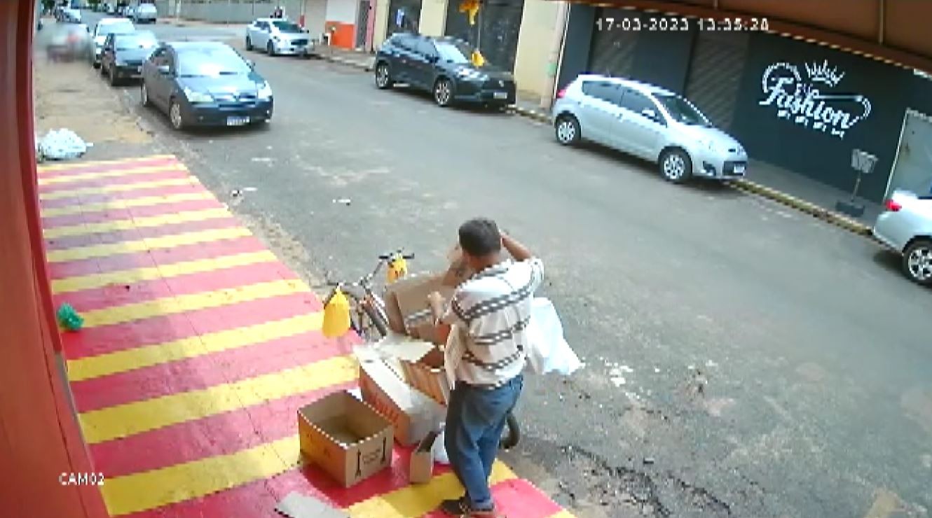 Vídeo mostra carro avançando sobre a calçada e atingindo pedestres em Barrinha, SP; uma mulher morreu