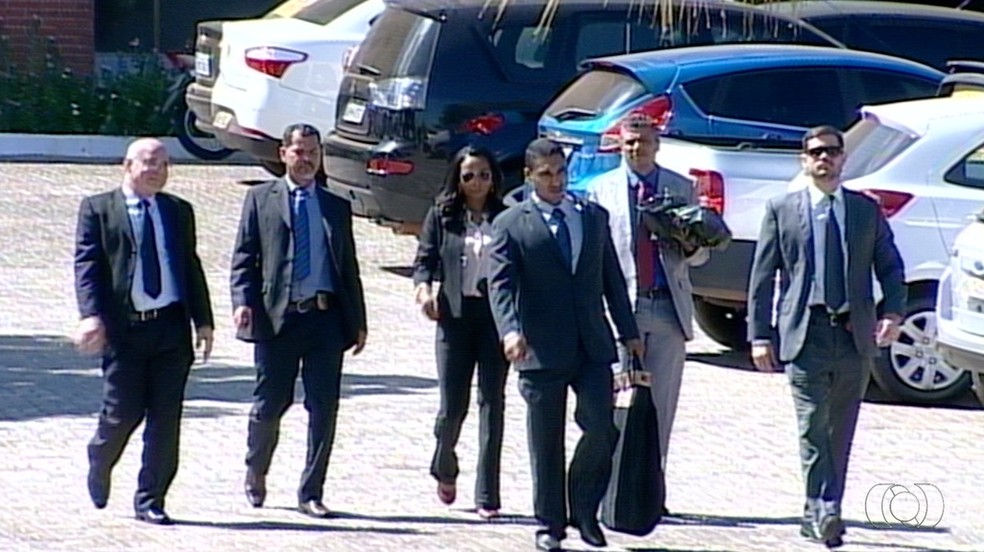 Agentes da PF deixando o Palácio Araguaia (Foto: Reprodução/TV Anhanguera)