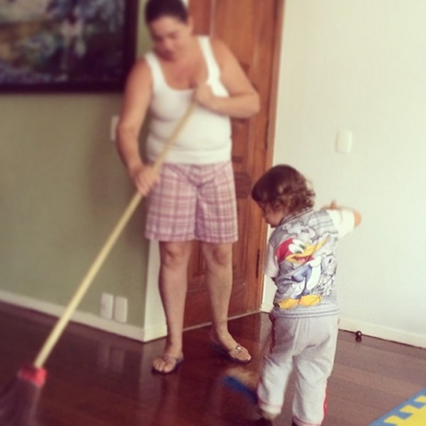Dom se diverte varrendo a casa (Foto: Reprodução / Instagram)