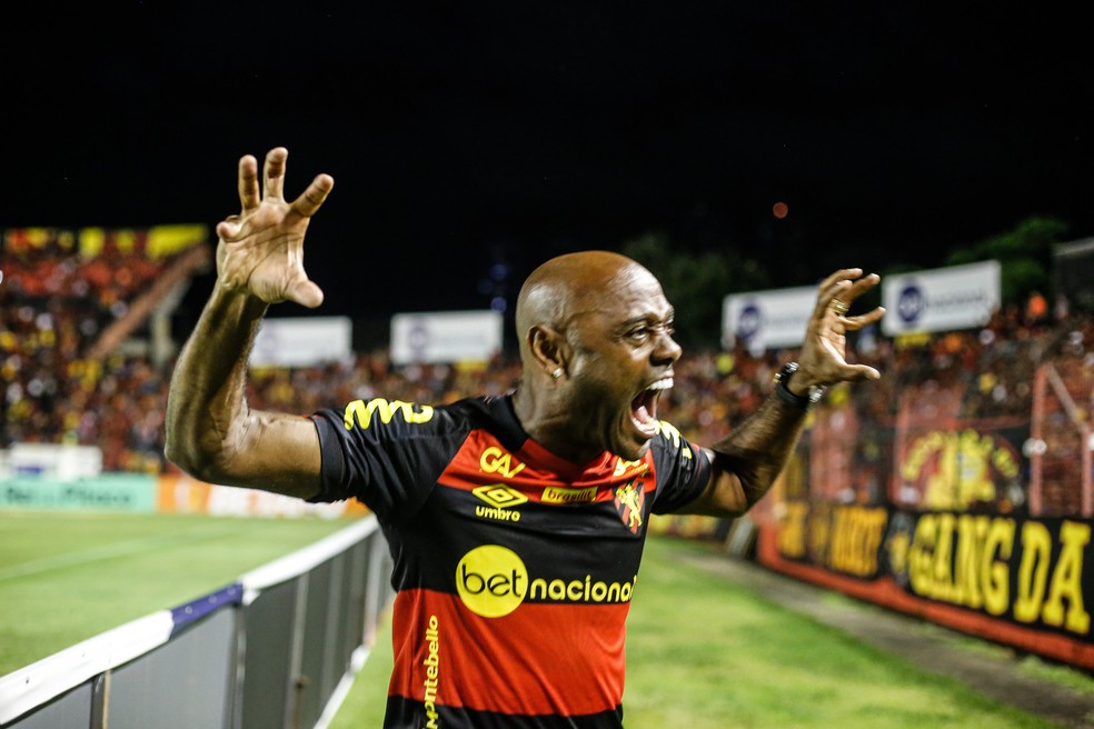 Vagner Love apresentado ao torcedor do Sport — Foto: Rafael Bandeira / SCR