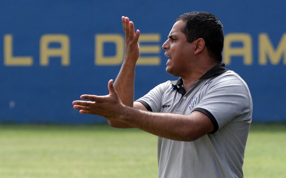 Comandando o Tupi, Leston Júnior conquistou o acesso a Série B em 2015 (Foto: Felipe Couri/Tupi FC)