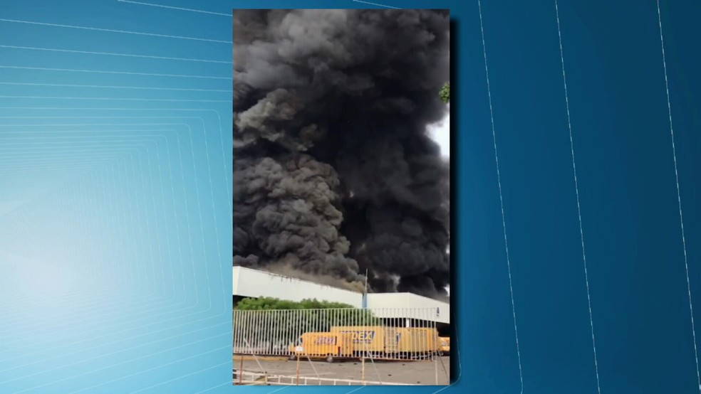 Incêndio atinge galpão de distribuição dos Correios, em Fortaleza, nesta terça-feira (13). (Foto: TVM)