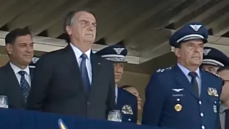Bolsonaro vai a novo evento sem discursar após choro