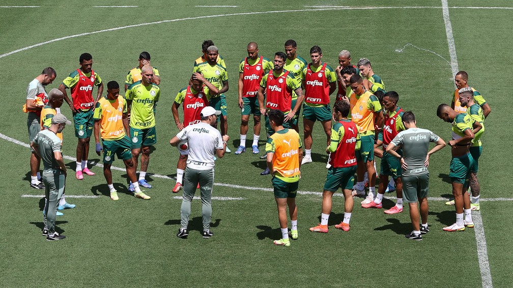 Abel Ferreira conversa com os jogadores do Palmeiras antes do treino na Academia — Foto: Cesar Greco