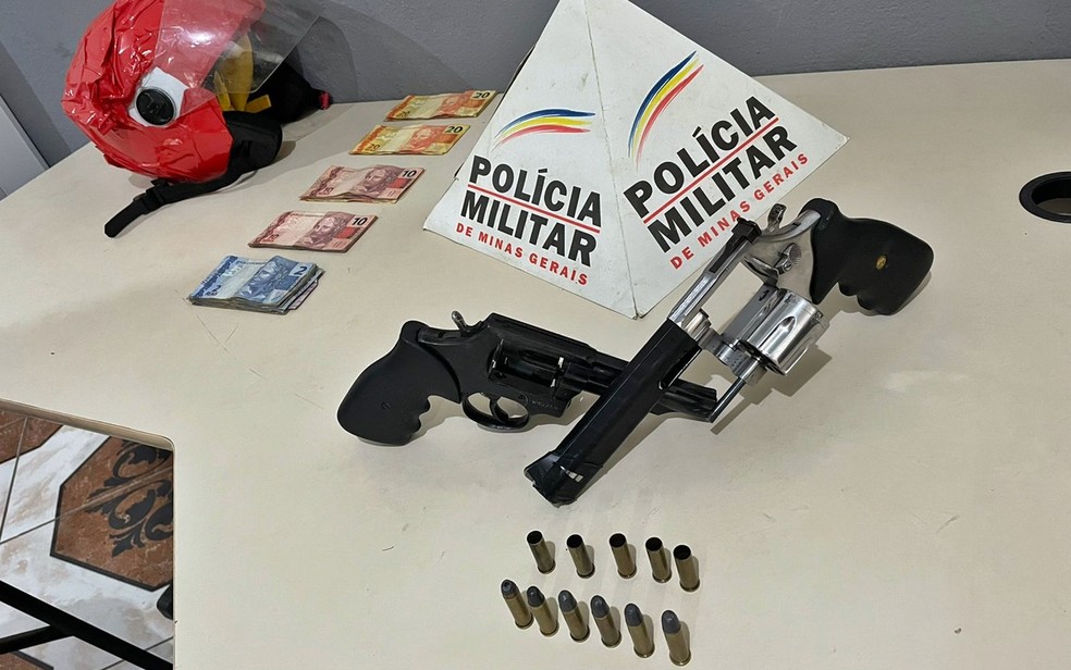 Duas armas e munições foram apreendidas pela polícia. — Foto: Divulgação PM