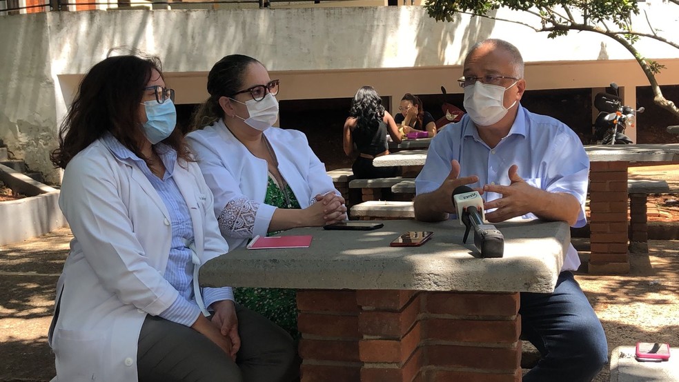 Mariângela Ribeiro Resende, Elaine Cristina de Ataide e Plínio Trabasso, do Hospital de Clínicas (HC) da Unicamp, durante coletiva de imprensa — Foto: Heitor Moreira/EPTV