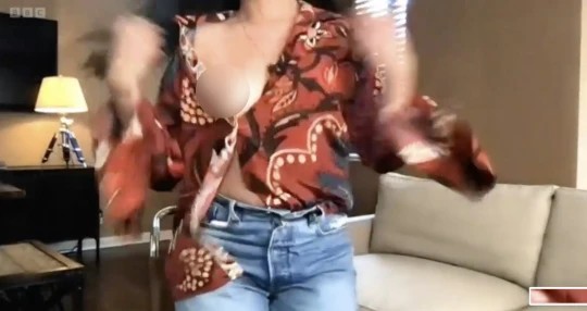 Camila Cabello mostra demais durante participação ao vivo (Foto: Reprodução)