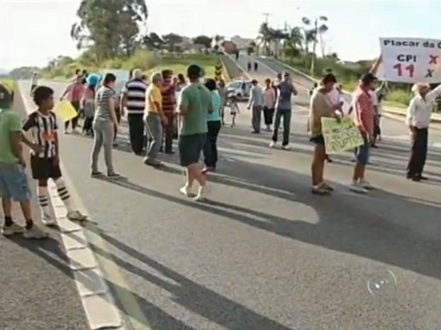 Manifestantes interditaram rodovia por cerca de 20 minutos (Foto: Reprodução / TV Tem)