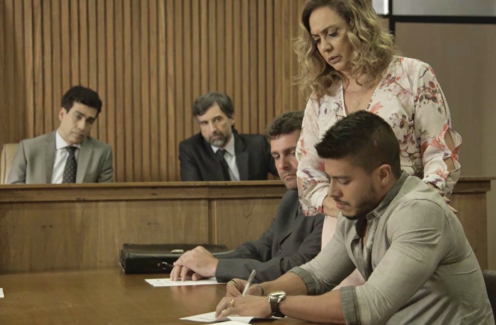 Nádia incentiva o filho a assinar o documento (Foto: TV Globo)