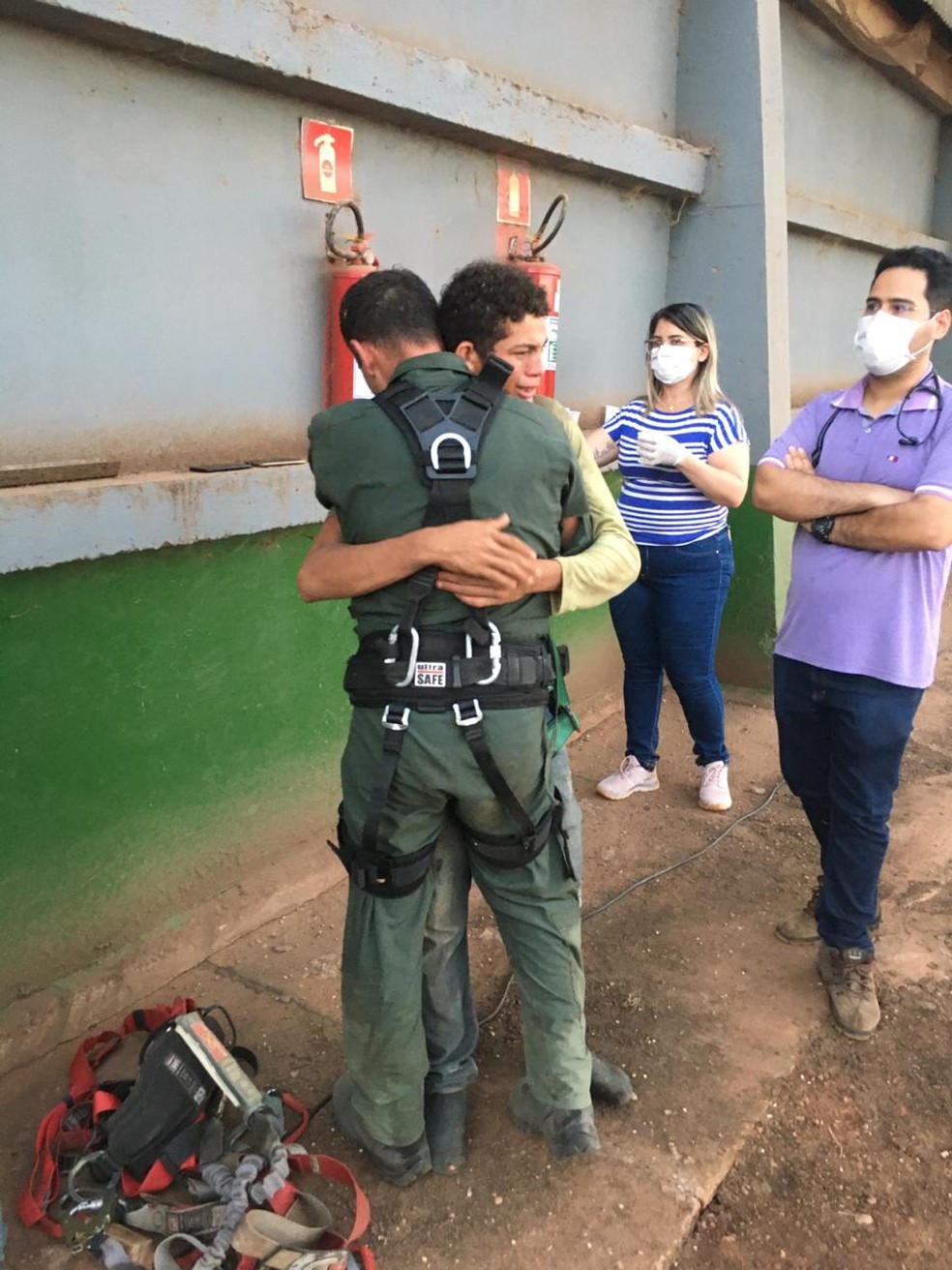 Jovem se emocionou ao ser resgatado com vida depois de ser soterrado em silo em Nova Maringá — Foto: Corpo de Bombeiros de Mato Grosso