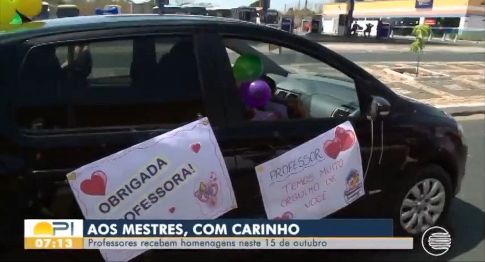 Cartazes com frases de gratidão aos professores são colocados em carro — Foto: Reprodução /TV Clube