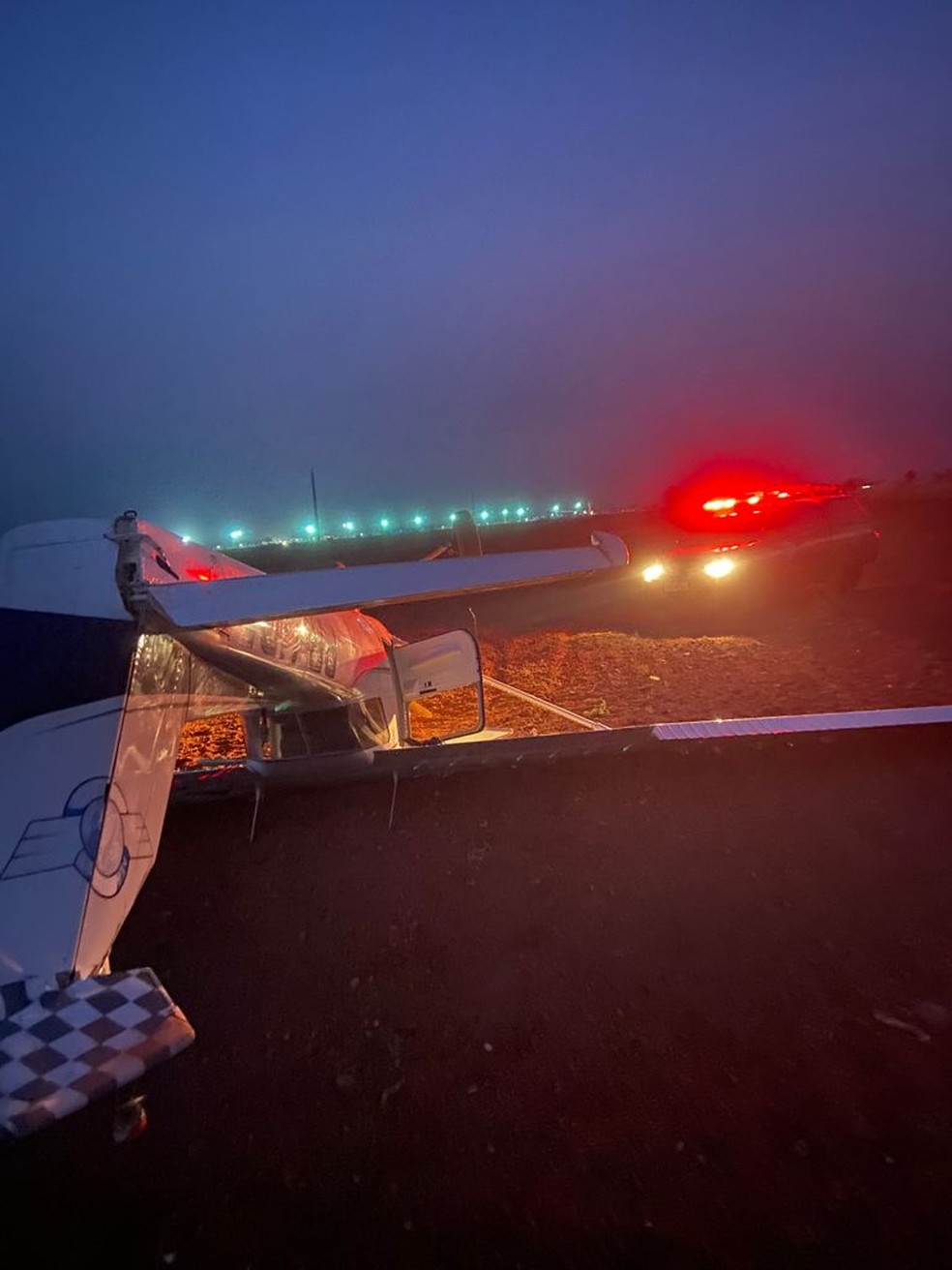 Aeronave de instrução cai na saída de Uberlândia para Araxá — Foto: Corpo de Bombeiros