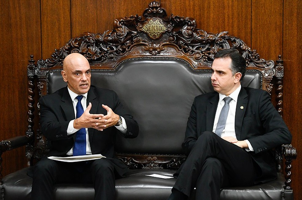 Alexandre de Moraes entrega a Rodrigo Pacheco sugestões para PL das Fake News — Foto: Marcos Oliveira/Agência Senado