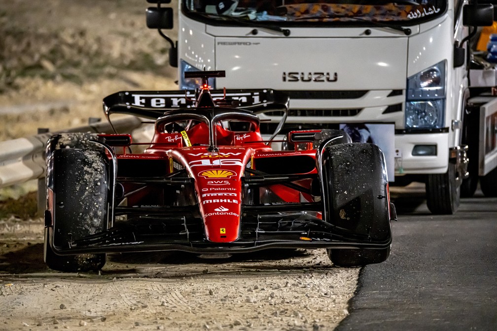 O carro de Charles Leclerc após o abandono na 39ª volta do GP do Bahrein — Foto: Jakub Porzycki/NurPhoto via Getty Images