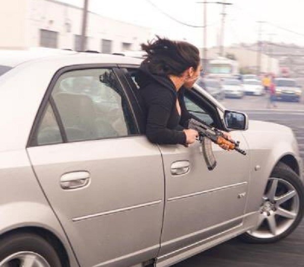 O registro divulgado pelo Departamento de Polícia de São Francisco mostrando a mulher segurando um fuzil na janela de um carro percorrendo as ruas da cidade (Foto: Twitter)