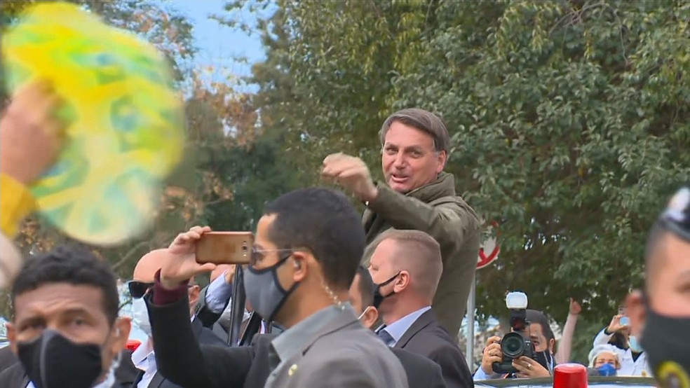 Bolsonaro em visita a Bage. — Foto: Reprodução/RBS TV