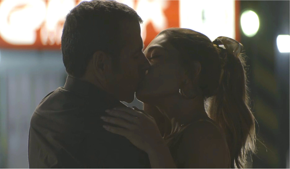 Maria da Paz (Juliana Paes) e Amadeu (Marcos Palmeira) trocam beijo apaixonado, em 'A Dona do Pedaço' — Foto: TV Globo