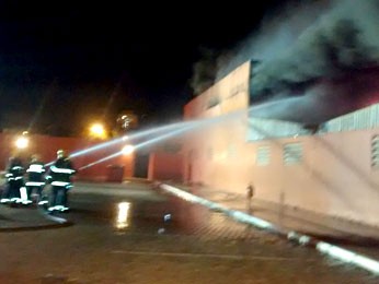 Bombeiros trabalham para conter fogo em depósito de supermercado em Ceilândia, no DF (Foto: Isabella Calzolari/G1)