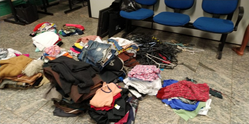 Polícia apreendeu roupas durante operação contra o tráfico  Foto: Polícia Civil/Divulgação