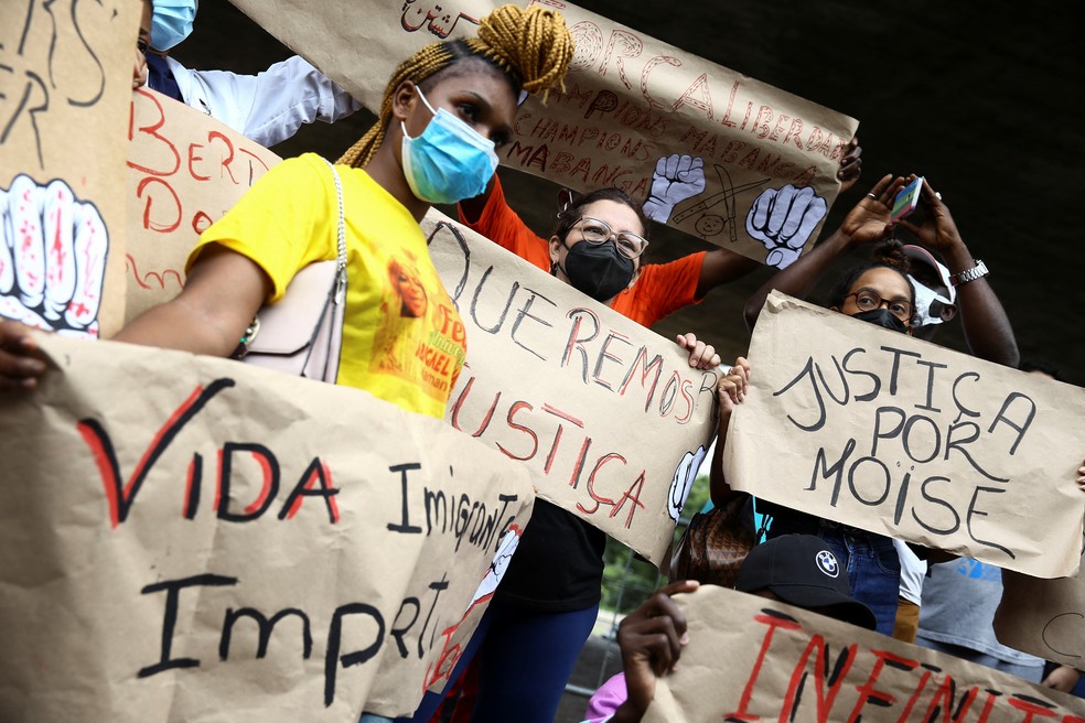 Manifestantes seguram cartazes com pedidos de justiça pela morte de Moïse Kabagambe durante manifestação em São Paulo neste sábado — Foto: Carla Carniel/Reuters