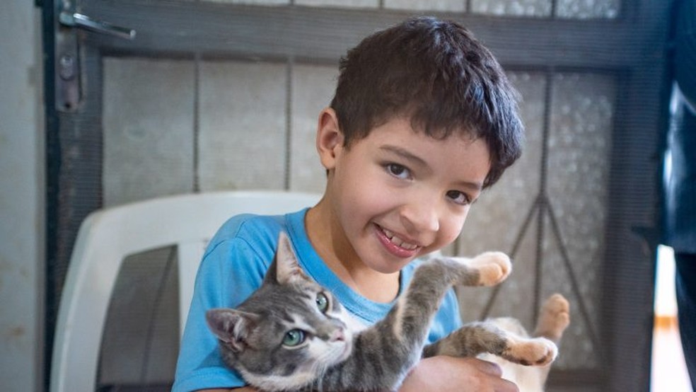 Giovanni e o gato Mimoso  — Foto: Prefeitura de Campo Grande/ Divulgação 