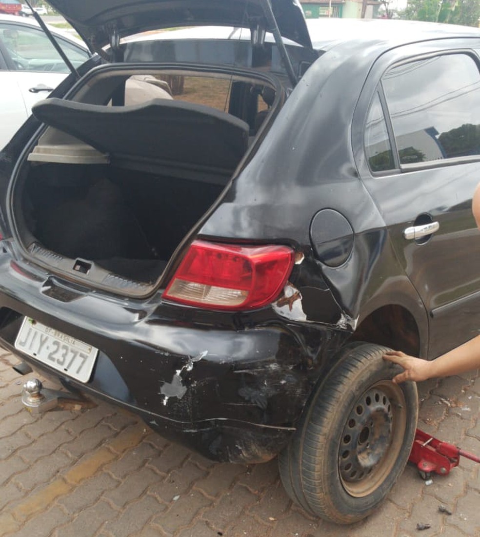Carros que estavam parados no posto foram atingidos por motorista que teria tentado fugir sem pagar, no DF — Foto: Polícia Militar/ Divulgação