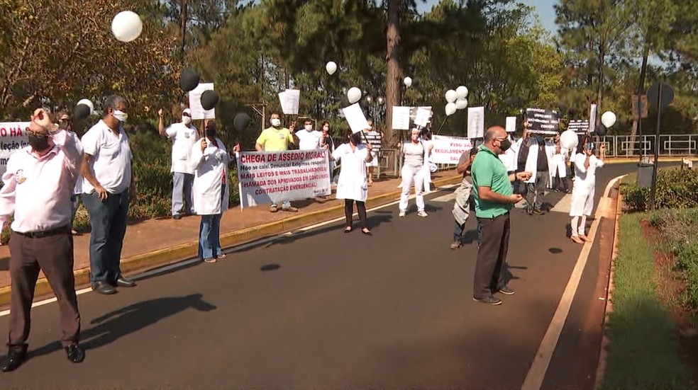 Manifesta&ccedil;&atilde;o re&uacute;ne profissionais da sa&uacute;de no Hospital das Cl&iacute;nicas de Ribeir&atilde;o Preto (SP) &mdash; Foto: Reprodu&ccedil;&atilde;o / EPTV