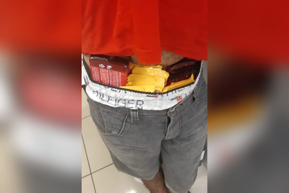 Homem foi flagrado com as barras de chocolate furtadas escondidas na cueca, em Maracanaú. — Foto: Reprodução