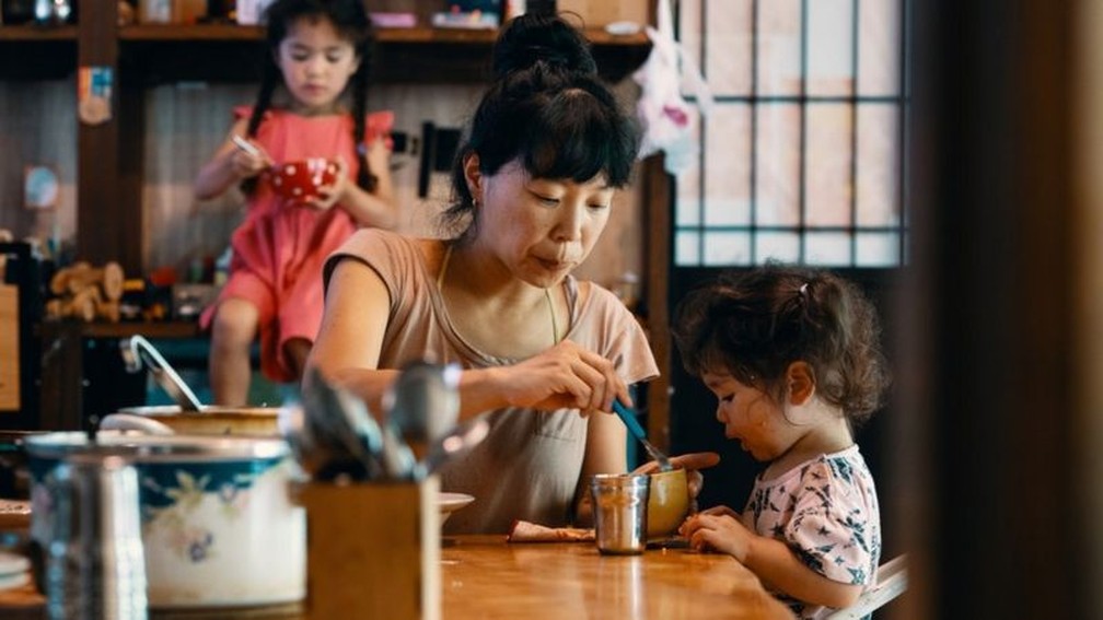 Normas e expectativas familiares e de gênero da sociedade japonesa permanecem arraigadas ao passado — Foto: GETTY IMAGES