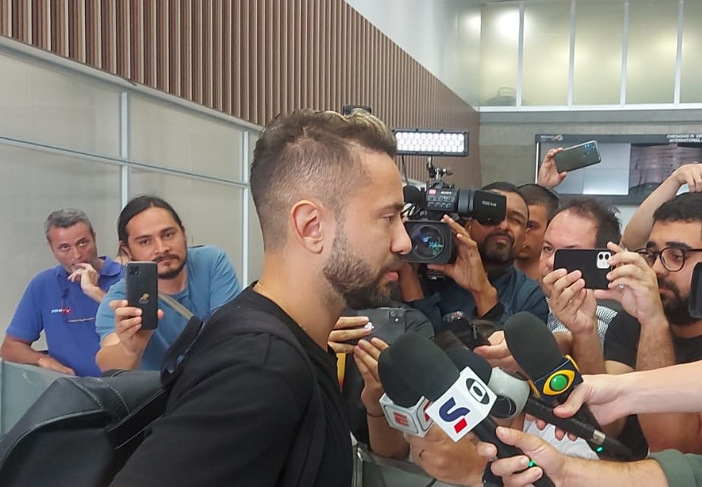 Everton Ribeiro no desembarque da Sele&ccedil;&atilde;o &mdash; Foto: ge