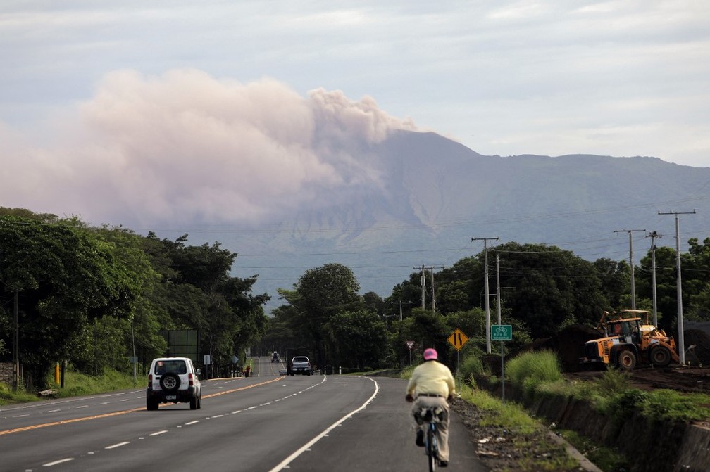 Vulcão Telica, na Nicarágua, lança gases e cinzas a até 60 metros de altura — Foto: Divulgação/INTI OCON/AFP