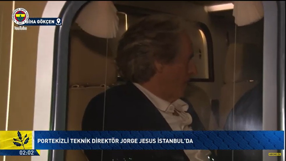 Jorge Jesus embarcou em um helic�ptero ainda na pista do aeroporto e n�o teve contato com torcedores do Fenerbah�e � Foto: Reprodu��o/FBTV