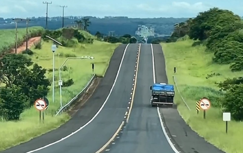Caminhoneiro foi flagrado cometendo diversas infrações no trânsito em rodovia do interior de SP — Foto: Marcos Paiva/TV TEM