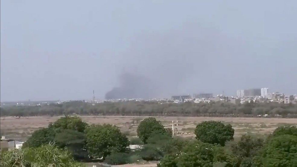 Uma nuvem de fumaça é vista após o acidente de uma aeronave em Karachi, no Paquistão, nesta sexta-feira (22) — Foto: Twitter / Shahabnafees via Reuters