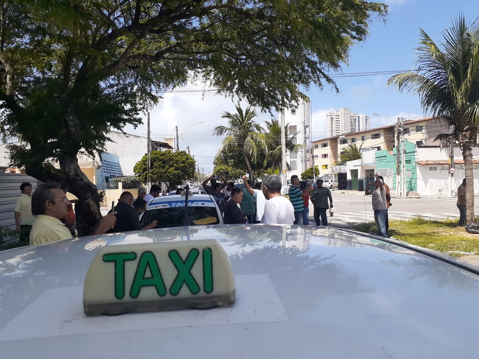 Condutores protestaram do lado de fora da STTU, na zona Leste de Natal — Foto: Vini Marinho/Inter TV Cabugi