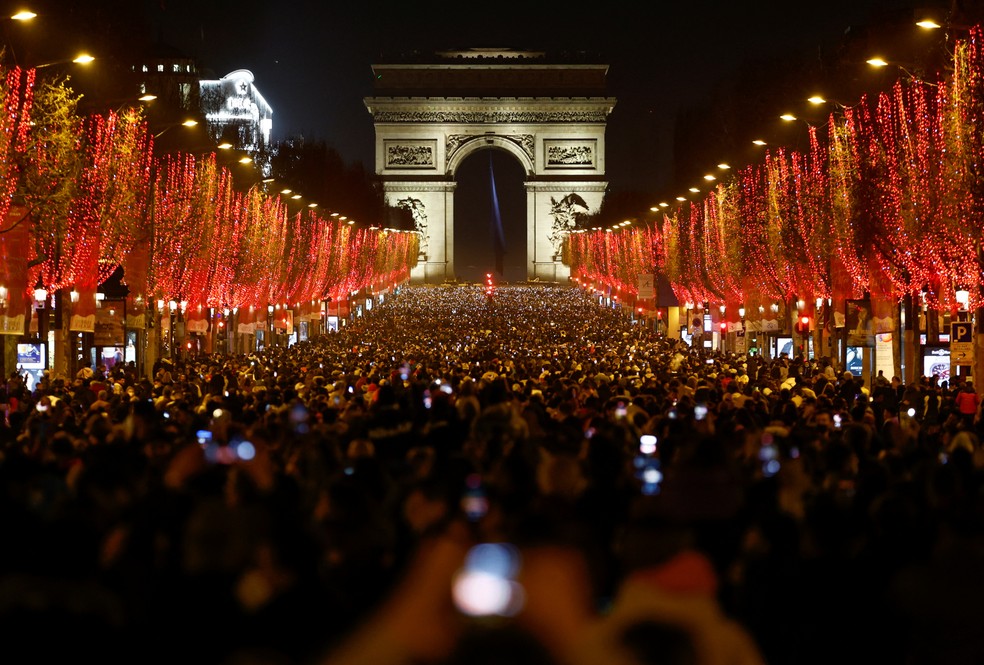 Avenida Champs-Elysees, na capital francesa, em foto de 31 de dezembro de 2021 — Foto: REUTERS/Christian Hartmann
